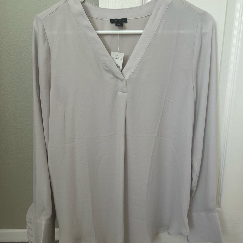 Ann Taylor NWT Soft Gray V-Neck Blouse small